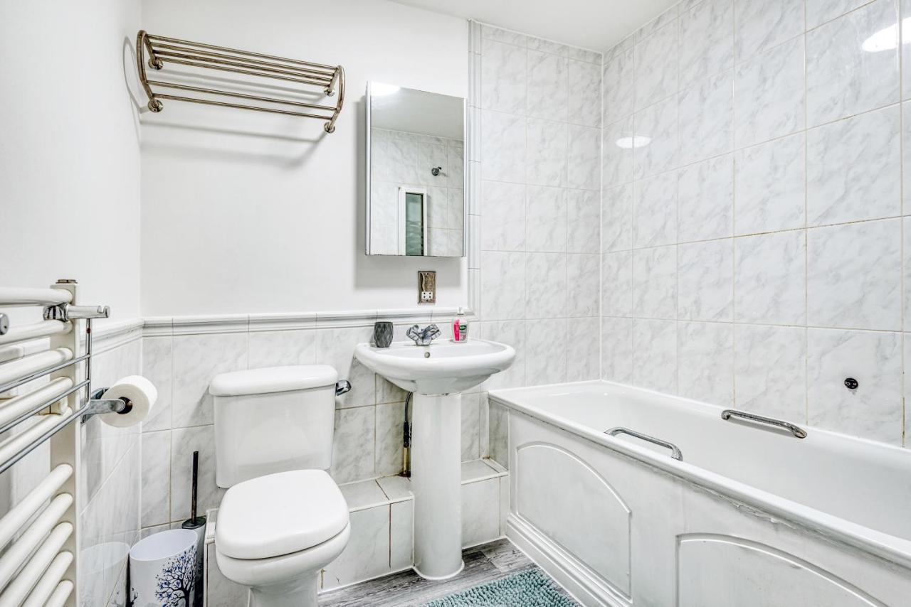 לונדון Riverside 2-Bedroom Apartments מראה חיצוני תמונה