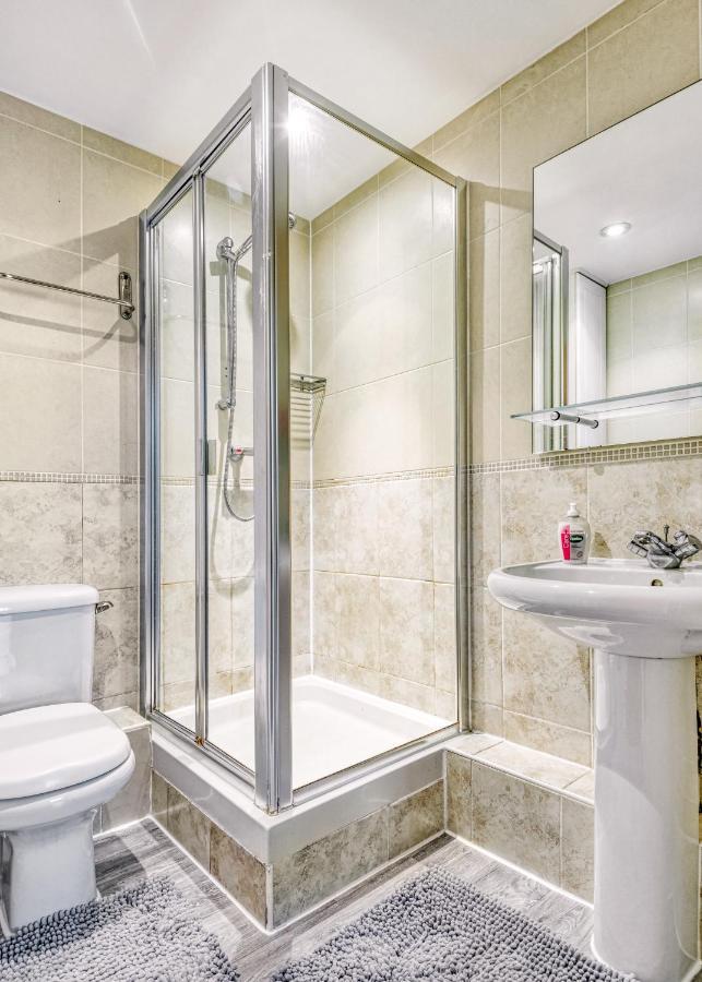 לונדון Riverside 2-Bedroom Apartments מראה חיצוני תמונה
